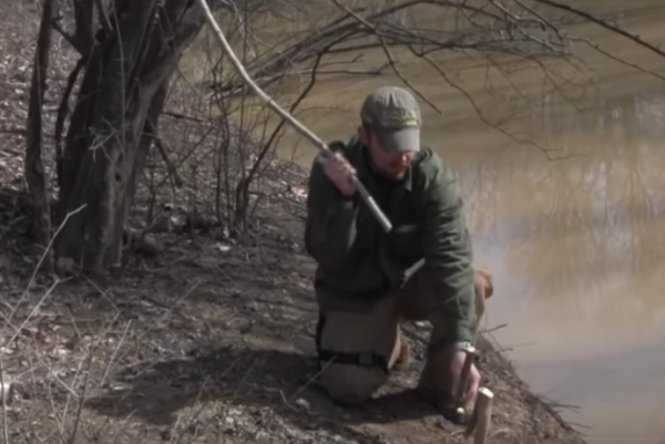 quick way too make a survival fishing trap.#survivalhacks #survivaltip